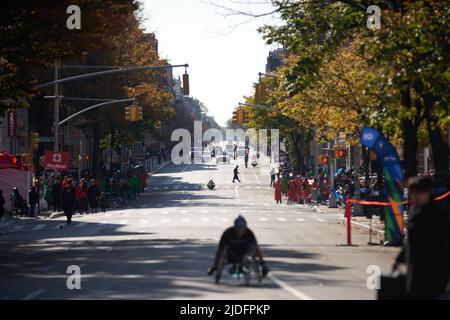 Brooklyn, New York, USA - November 3. 2019: NYC Marathon, Rollstuhlfahrer vor den Läufern weiter die Straße hinunter. Stockfoto