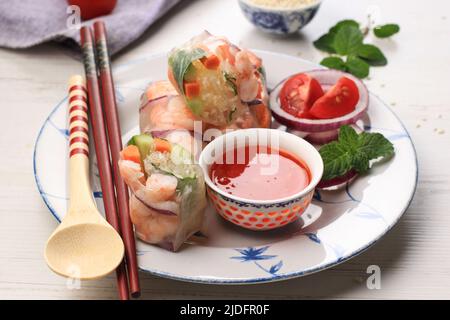 Vietnamesisches Essen : Vietnam Frühlingsrolle aus gekochtem Garnelen, Karotten, Gurke, verpackt mit Reispapier. Konzept der gesunden Ernährung Stockfoto