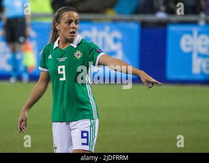 Fußball-Europameisterschaft der Frauen 2021. 30 August 2019. Nordirland 0 Norway 6 bei Seaview, Belfast. Nordirland Simone Magill, die internationale Fußballspielerin der Frauen, Nordirland (9). Stockfoto