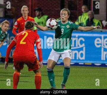 Fußball-Europameisterschaft der Frauen 2021. 12. November 2019. Nordirland 0 Wales 0 bei Seaview, Belfast. Nordirland Simone Magill, die internationale Fußballspielerin der Frauen, Nordirland (9). Stockfoto