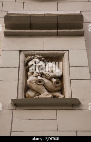 Nahaufnahme einer Figur an der Außenwand eines alten Architekturgebäudes in der Saint-Antoine Street, Old Montreal, Quebec, Kanada. Stockfoto