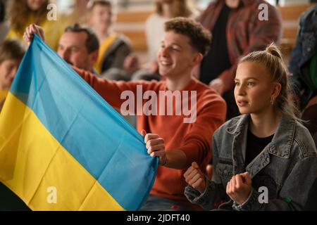 Ukrainische Fans unterstützen die Nationalmannschaft im Live-Spiel im Stadion. Stockfoto