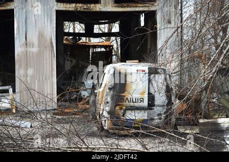 Mriya, Region Kiew, Ukraine - 11. Apr 2022: Verbranntes Polizeiauto in der Region Kiew während der russischen Invasion in der Ukraine. Stockfoto