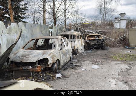 Mriya, Region Kiew, Ukraine - 11. April 2022: Verbrannte und zerbrochene zivile Autos in der Region Kiew während der russischen Invasion in der Ukraine. Stockfoto