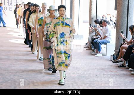 Mailand, Italien. 20.. Juni 2022. JOEONE SS23 Runway während der Milan Fashion Week am 2022. Juni - Mailand, Italien. 20/06/2022 Credit: dpa/Alamy Live News Stockfoto