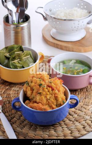 Perkedel Jagd oder Bakwan Jagd, indonesische Maisfritter aus Mais, Ei, Mehl, Frühlingszwiebeln, Pfeffer, Und Salz. Indonesische Tageskarte Stockfoto