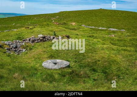 Kalkstein zermalmende Steine in einem Zerkleinerungskreis in der Burning Drake Lead Mine, ein geplantes Monument, auf Eldon Hill, Derbyshire. Stockfoto