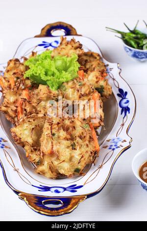 Bala-Bala oder Bakwan Gemüsefritter, traditioneller indonesischer Snack. Hergestellt aus Mehl, Karotten, Kohl und Bohnensprossen. Tiefgebratene und serviert mit Stockfoto