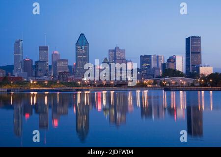 Die Skyline von Montreal spiegelt sich im Peel Basin in der Morgendämmerung, Quebec, Kanada. Stockfoto