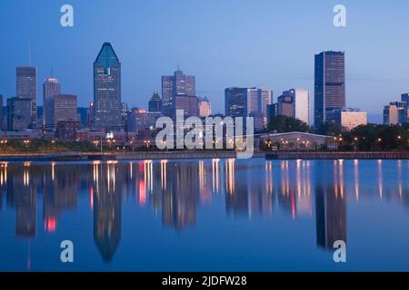 Die Skyline von Montreal spiegelt sich im Peel Basin in der Morgendämmerung, Quebec, Kanada. Stockfoto