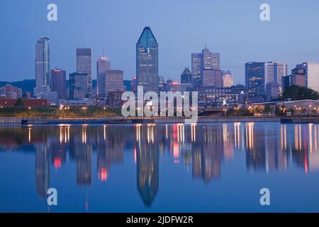 Die Skyline von Montreal spiegelt sich im Peel Basin in der Morgendämmerung, Quebec, Kanada. Stockfoto
