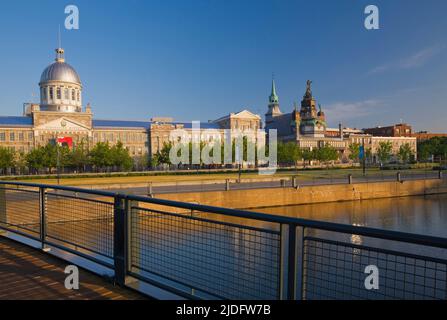 Bonsecours Markt und Fußgängerbrücke über das Bonsecours Becken bei Sonnenaufgang, Old Port of Montreal, Quebec, Kanada. Stockfoto