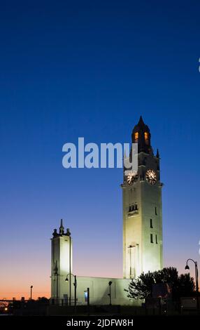 Clock Tower beleuchtet bei Sonnenaufgang, Victoria Pier, Alter Hafen von Montreal, Quebec, Kanada. Stockfoto