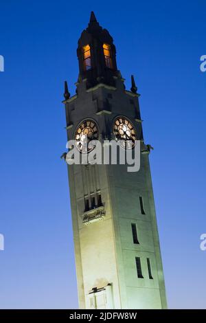 Clock Tower beleuchtet bei Sonnenaufgang, Victoria Pier, Alter Hafen von Montreal, Quebec, Kanada. Stockfoto