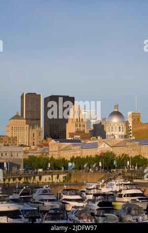 Skyline und Yachthafen im alten Hafen von Montreal bei Sonnenaufgang, Quebec, Kanada. Stockfoto