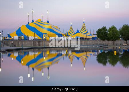 Die Big Top-Zeltinstallationen des Cirque du Soleil spiegeln sich im Bonsecours Bassin im Morgengrauen des Alten Hafens von Montreal, Quebec, Kanada. Stockfoto