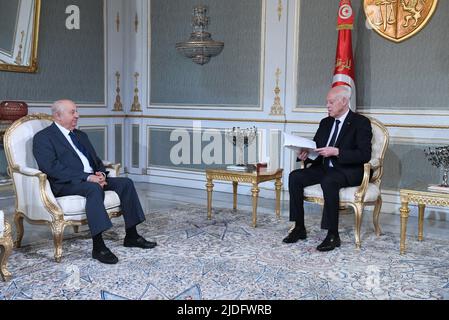 TUNIS, 20. Juni 2022 (Xinhua) -- der tunesische Präsident Kais Saied (R) erhält am 20. Juni 2022 den Entwurf einer neuen Verfassung von Sadok Belaid, dem Leiter und Koordinator des Hohen Nationalen Beratenden Ausschusses für die Neue Republik, in Tunis, Tunesien. Saied erklärte im Dezember letzten Jahres, dass im Jahr 2022 ein Verfassungsreferendum für eine "neue republik" stattfinden werde, und setzte später den Abstimmungstermin für den 25. Juli, den Tag der Republik, fest. (Tunesischer Vorsitz/Handout über Xinhua) Stockfoto