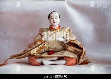 Traditionelle japanische Puppen mit schönen Ornamenten und bunten Stoffen. Japanische Puppen sind ein wesentliches Element der Kultur der Nation, es gibt ev Stockfoto