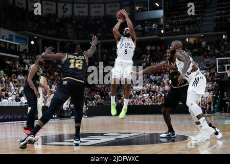 Marcos KNIGHT von Lyon und Jerry BOUTSIELE von Monaco während der französischen Meisterschaft, des Betclic Elite Basketball-Spiels, des Final Match 1, zwischen LDLC ASVEL und AS Monaco Basket am 15. Juni 2022 in Astroballe in Villeurbanne, Frankreich - Foto Romain Biard / Isports / DPPI Stockfoto