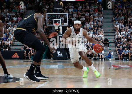 Marcos KNIGHT von Lyon und Jerry BOUTSIELE von Monaco während der französischen Meisterschaft, des Betclic Elite Basketball-Spiels, des Final Match 1, zwischen LDLC ASVEL und AS Monaco Basket am 15. Juni 2022 in Astroballe in Villeurbanne, Frankreich - Foto Romain Biard / Isports / DPPI Stockfoto