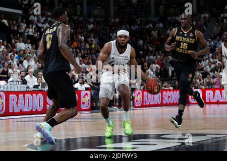 Marcos KNIGHT von Lyon und Dwayne BACON von Monaco und Jerry BOUTSIELE von Monaco während der französischen Meisterschaft, des Betclic Elite Basketball-Spiels, des Final Match 1, zwischen LDLC ASVEL und AS Monaco Basket am 15. Juni 2022 in Astroballe in Villeurbanne, Frankreich - Foto Romain Biard / Isports / DPPI Stockfoto