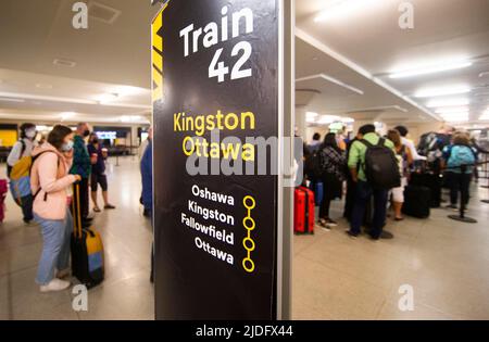 Toronto, Kanada. 20.. Juni 2022. Am 20. Juni 2022 stehen Menschen an der Union Station in Toronto, Ontario, Kanada, an. Die kanadische Bundesregierung hat mit der Aussetzung der Impfvorschriften gegen COVID-19 für inländische und ausgehende Reisen, staatlich regulierte Verkehrssektoren und Mitarbeiter der Bundesregierung seit Juni 20 begonnen. Quelle: Zou Zheng/Xinhua/Alamy Live News Stockfoto