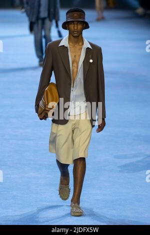 Mailand, Italien. 18.. Juni 2022. FENDI SS23 Runway während der Milan Fashion Week am 2022. Juni - Mailand, Italien. 18/06/2022 Credit: dpa/Alamy Live News Stockfoto