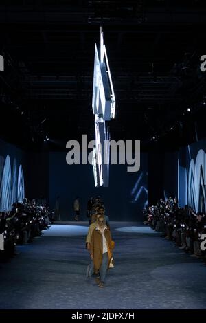 Mailand, Italien. 18.. Juni 2022. FENDI SS23 Runway während der Milan Fashion Week am 2022. Juni - Mailand, Italien. 18/06/2022 Credit: dpa/Alamy Live News Stockfoto