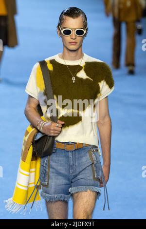 Mailand, Italien. 18.. Juni 2022. FENDI SS23 Runway während der Milan Fashion Week am 2022. Juni - Mailand, Italien. 18/06/2022 Credit: dpa/Alamy Live News Stockfoto