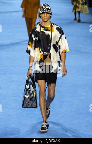 Mailand, Italien. 18.. Juni 2022. FENDI SS23 Runway während der Milan Fashion Week am 2022. Juni - Mailand, Italien. 18/06/2022 Credit: dpa/Alamy Live News Stockfoto