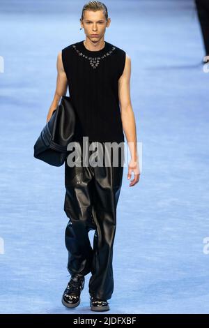 Mailand, Italien. 18.. Juni 2022. FENDI SS23 Runway während der Milan Fashion Week am 2022. Juni - Mailand, Italien. 18/06/2022 Credit: dpa/Alamy Live News Stockfoto