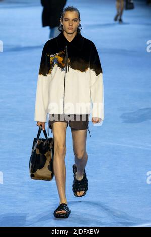 Mailand, Italien. 18.. Juni 2022. FENDI SS23 Runway während der Milan Fashion Week am 2022. Juni - Mailand, Italien. 18/06/2022 Credit: dpa/Alamy Live News Stockfoto