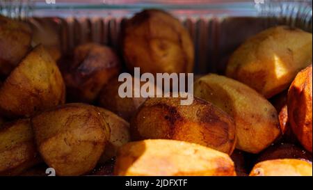 Nahaufnahme von Bratkartoffeln, die auf dem Feuer rösten Stockfoto