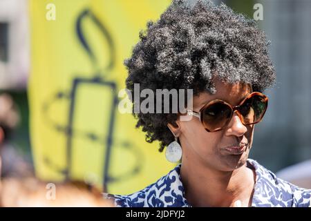 Ketty Nivyabandi, Generalsekretärin von Amnesty International Canada, die selbst Flüchtling war, steht während des Protestes vor einem Schild. An diesem Weltflüchtlingstag organisierte Amnesty International Canada in Zusammenarbeit mit Human Rights Watch einen Protest vor dem Büro des Premierministers Ministerís in Montreal, um das Ende der eingeleiteten Haft von Flüchtlingen und Asylbewerbern in Quebec zu fordern. Die Kampagne mit dem Namen #BienvenueAuCanada suchte nach Unterschriften von Quebecís-Politikern, um Verträge mit Provinzgefängnissen zu beenden, die Migranten aufnehmen. (Foto von Giordanno Brumas/SOPA Images/Sipa USA) Stockfoto