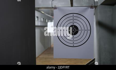 Nahaufnahme des Ziels mit Zahlen für das Schießen auf Gewehrreichweite. Rundes Ziel mit markierter Bullenauge für Schießübungen auf der Strecke Stockfoto