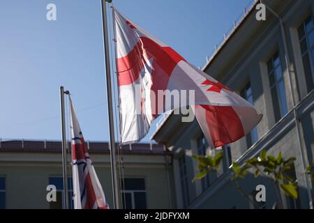 Nationalflagge Georgiens winkt im Wind Stockfoto