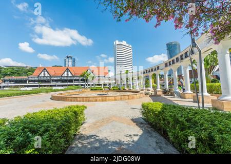 Kuala Lumpur, Malaysia - June 19,2022 : landschaftlich reizvoller Blick auf den Independence Square (Malaiisch Dataran Merdeka genannt) ist ein Platz in Kuala Lumpur. Stockfoto