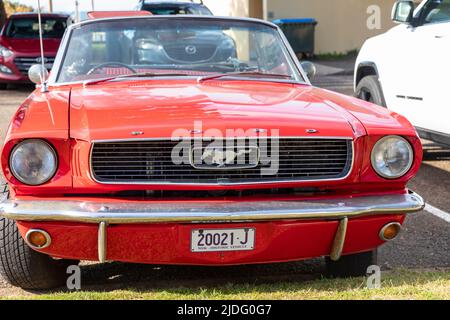 1966 Cabriolet rot Ford Mustang geparkt in Newport Beach in Sydney, Australien ein klassischer amerikanischer Strandwagen Stockfoto