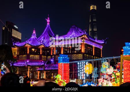 Das älteste Teehaus in Shanghai, Huxinting, vor dem Hintergrund des höchsten Gebäudes in Shanghai, des Shanghai Tower. Stockfoto