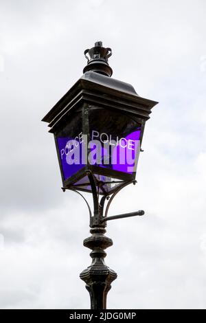 Alte blaue Lampe der Polizei vor der Hyde Park Polizeistation in London, England, Großbritannien am Donnerstag, den 19. Mai 2022.Foto: David Rowland / One-Image.Co Stockfoto