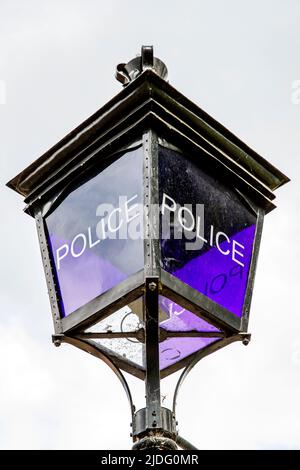 Alte blaue Lampe der Polizei vor der Hyde Park Polizeistation in London, England, Großbritannien am Donnerstag, den 19. Mai 2022.Foto: David Rowland / One-Image.Co Stockfoto