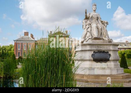 Queen Victoria Statue im Kensington Palace, Kensington Gardens, London, England, Vereinigtes Königreich am Donnerstag, 19. Mai 2022. Stockfoto