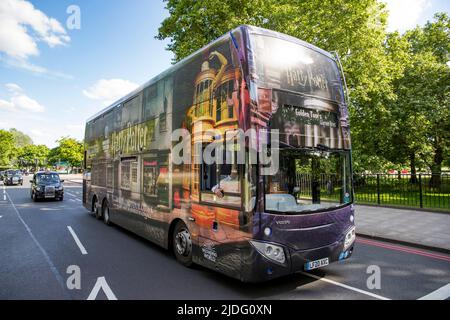 Grayline Golden Tours Harry Potter themed Tourist Bus in London, England, Großbritannien am Freitag, 20. Mai 2022.Foto: David Rowland / One-Image.com Stockfoto