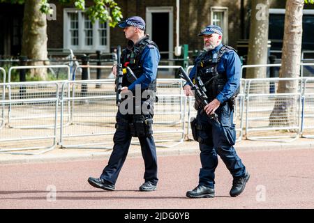 Bewaffnete Polizeibeamte auf Patrouille bei den Trooping the Color Proben, The Mall, London England, Großbritannien, Samstag, 21.Mai 2022. Stockfoto