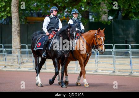 Berittene Polizisten bei Trooping the Color Probeals, The Mall, London England, Vereinigtes Königreich, Samstag, 21. Mai 2022.Foto: David Rowland / One Stockfoto