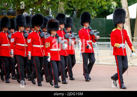 Queens Guards marschieren in Trooping the Color Probeals, The Mall, London England, Großbritannien, Samstag, 21.Mai 2022. Stockfoto