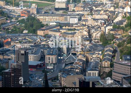 Andorra La Vella, Andorra . 2022 06 19 . Antenne. Sommertag in der Stadt Winter von Andorra La Vella, Andorra. Stockfoto