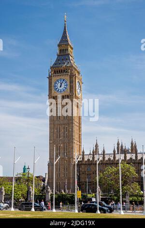 Der Elizabeth Tower mit Big Ben im Houses of Parliament, London, England, Großbritannien, am Donnerstag, den 19. Mai 2022. Stockfoto