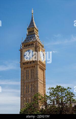 Der Elizabeth Tower mit Big Ben im Houses of Parliament, London, England, Großbritannien, am Donnerstag, den 19. Mai 2022. Stockfoto