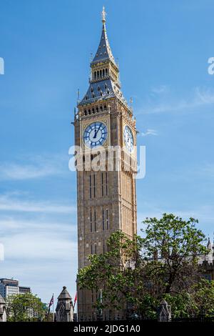 Der Elizabeth Tower mit Big Ben im Houses of Parliament, London, England, Großbritannien, am Donnerstag, den 19. Mai 2022. Stockfoto